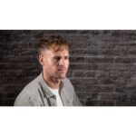 Lastolite Urban Collapsible Background 1.5x2.1m Painted White/Industrl Grey Brick - Image 4